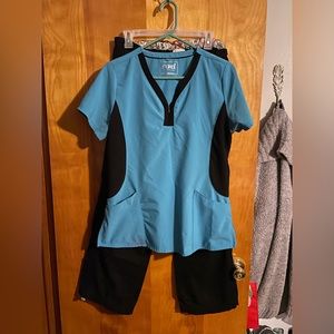 Size medium mid-match scrub set.